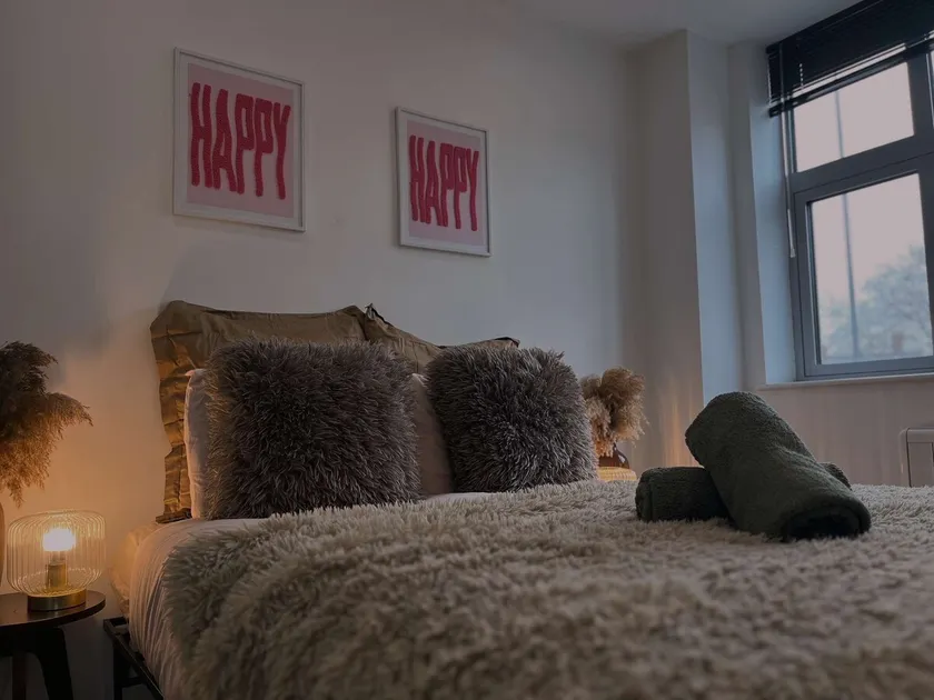 Stylish Groovy Central King Suite - Fast WiFi, Free Gym Access, Work Desk - Image 1