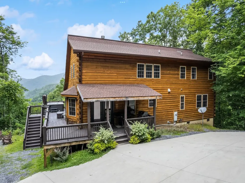 Falcon’s Nest-Spacious w/Spectacular Views!Hot Tub - Image 1