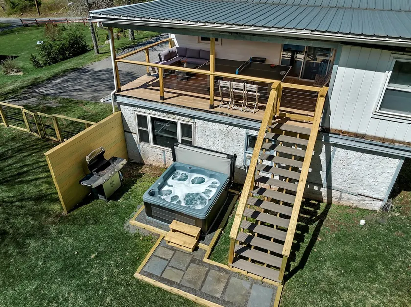 Cozy Retreat | Walk to Shops, Hot Tub, Fenced Yard - Image 1