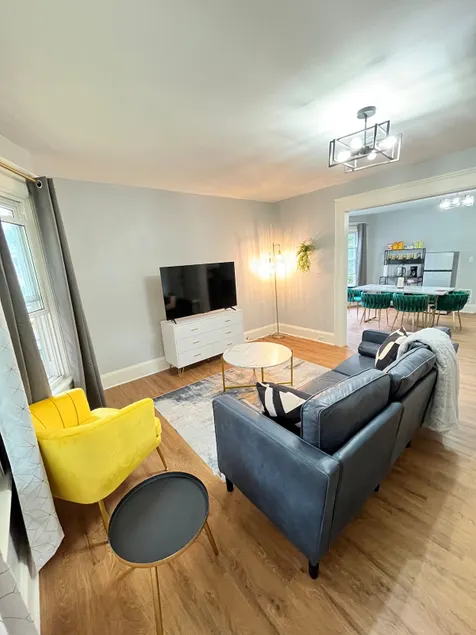 Stylish 3 bed 2 bath on Westcott - Image 1