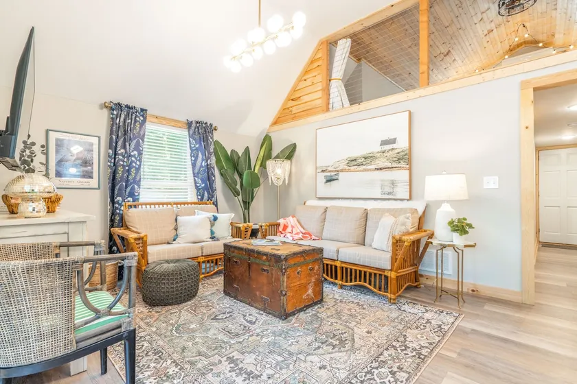Charming Coastal Cottage: King bed+Loft+Firepit - Image 1