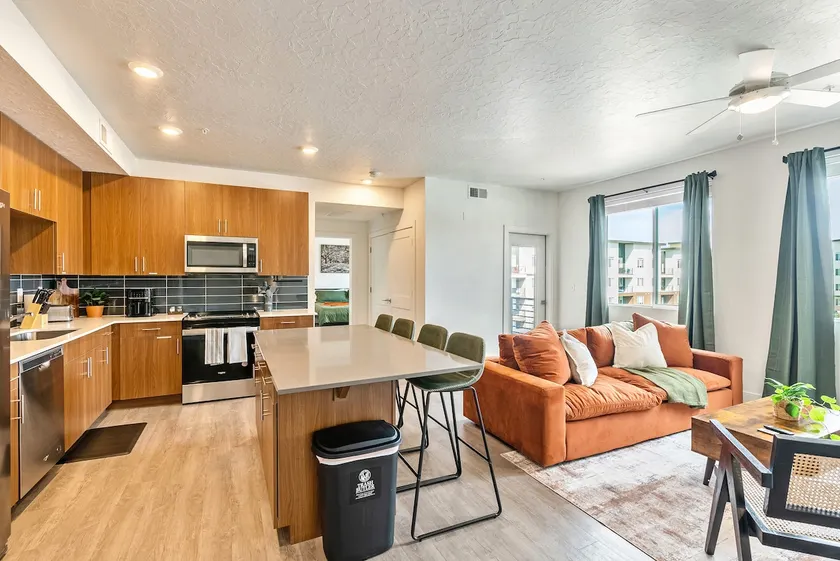 Stunning Apartment-Gym-Pool-Playground-Hot Tub - Image 1
