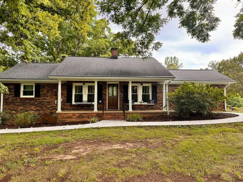 No cleaning fee farmhouse lake keowee near Clemson - Image 1