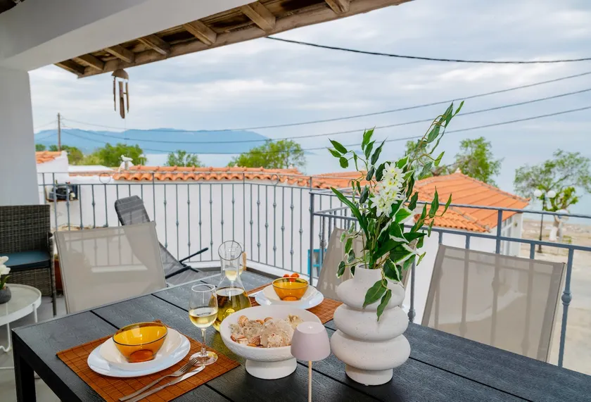 Stone house by the sea - Image 1