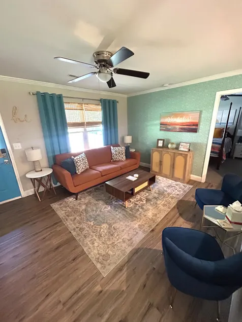 Coastal Haven/King Bed/Near Shopping & Dining - Image 1