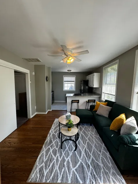 Modern apartment Maple Ridge- perfect location! - Image 1