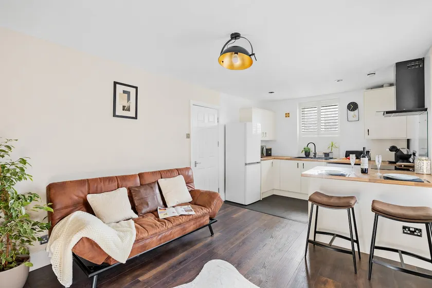 Hideaway, Homely, Pet Friendly wit Private Parking - Image 1