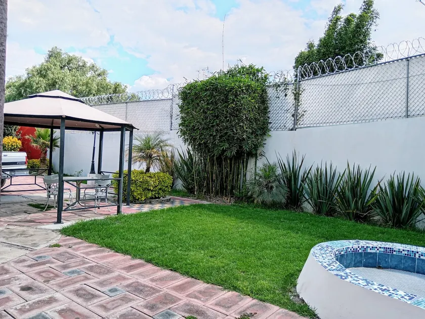 Beautiful family house with garden, kiosk and pool - Image 1
