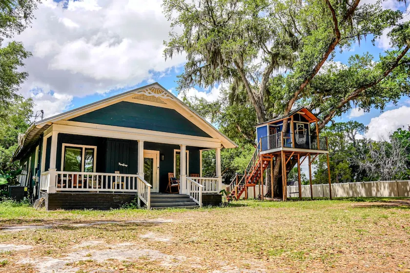 Farmhouse Oasis w Pool Heated Spa Treehouse and Game Room Located Centrally off I-4 - Image 1