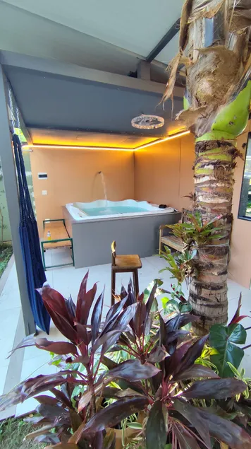 Loft with private hot tub and garden - Image 1