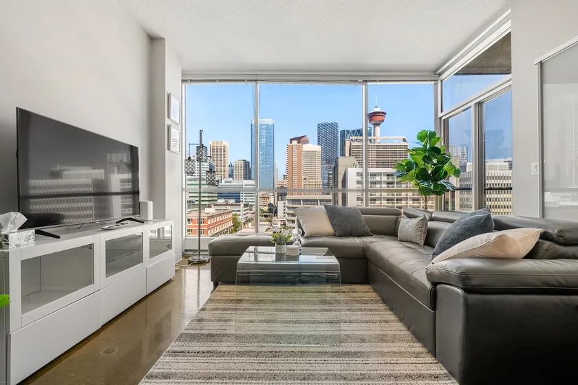 Downtown Chic Retreat | Elegant + Free Parking - Image 1
