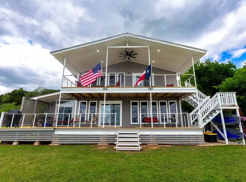 Lakeshore Retreat - Image 1