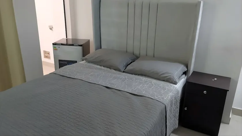 Private Suite with A/C, TV and WiFi facing the park - Image 1