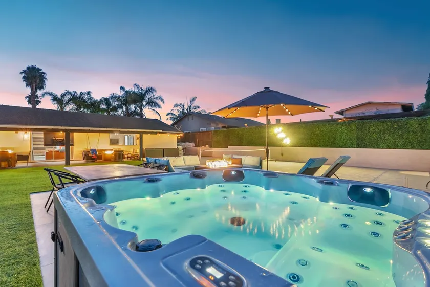 Hot tub, fire pit, pickleball, backyard games - Image 1