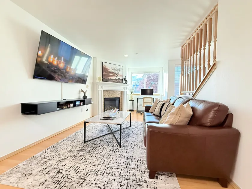 Convenient & Cozy Home- 2 Mins Walk to Light Rail - Image 1