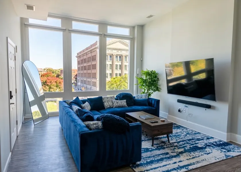 Huge Downtown Baltimore home with parking - Image 1