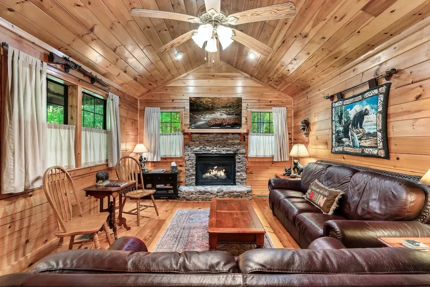 Copper Ridge Log Cabin RV/Boat/Trailer Parking - Image 1
