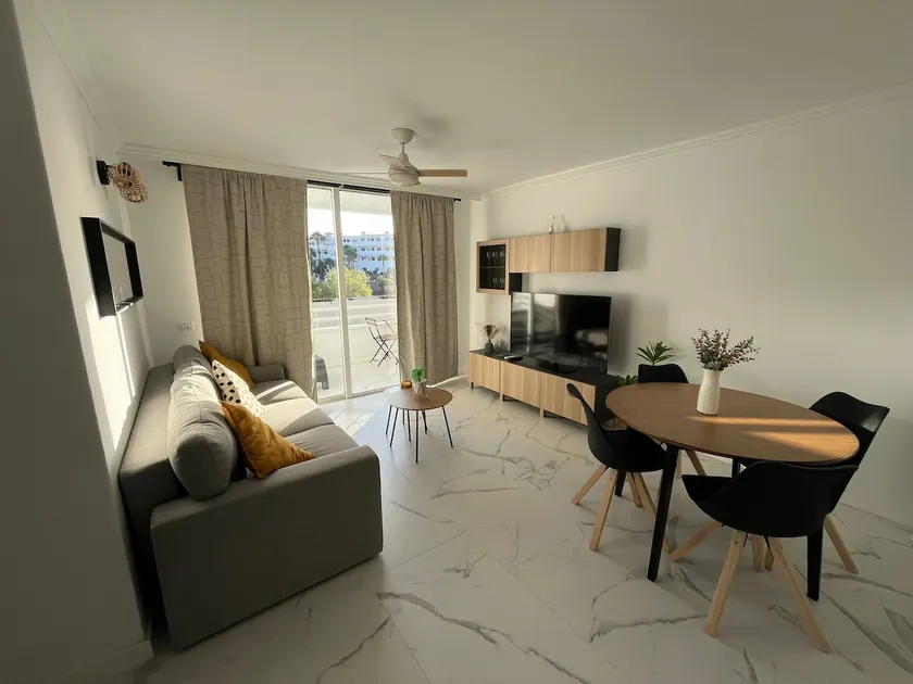 Bright modern loft with pool - Image 1
