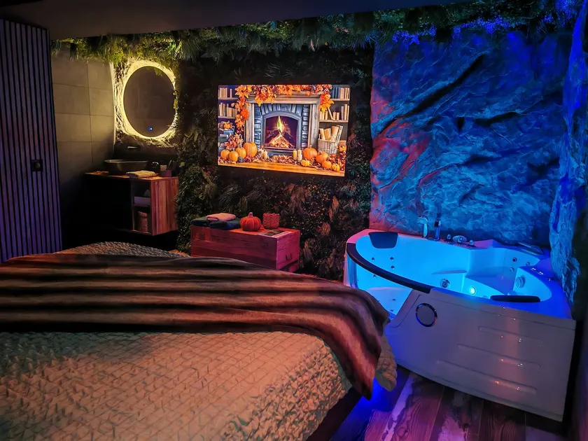 Suite with immersive decor and spa bath - Image 1