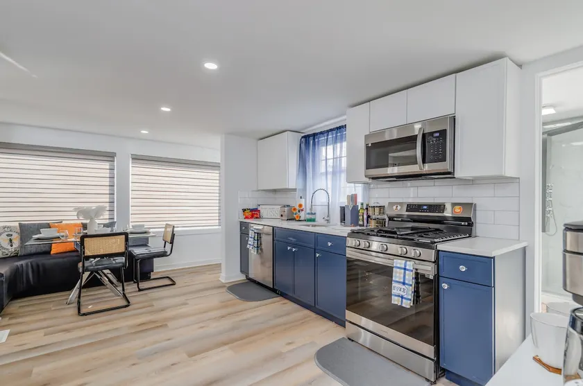 Luxurious 2BR|Free Parking|Full Kitchen - Image 1