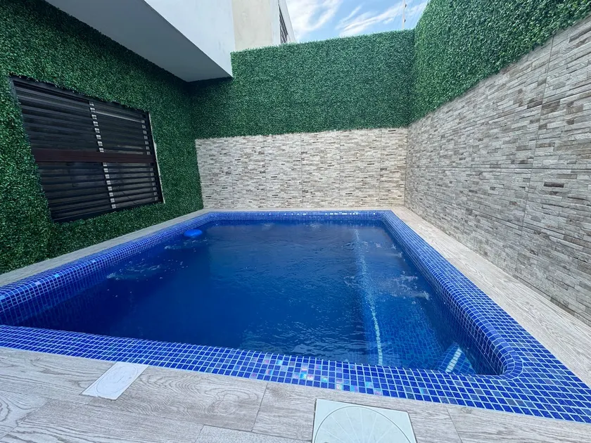 Spacious house with a luxury pool - Image 1