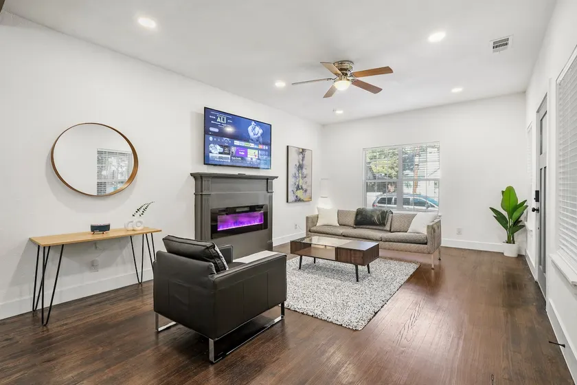 Oak Lawn Heights | 1BR Duplex L W/Office - Image 1