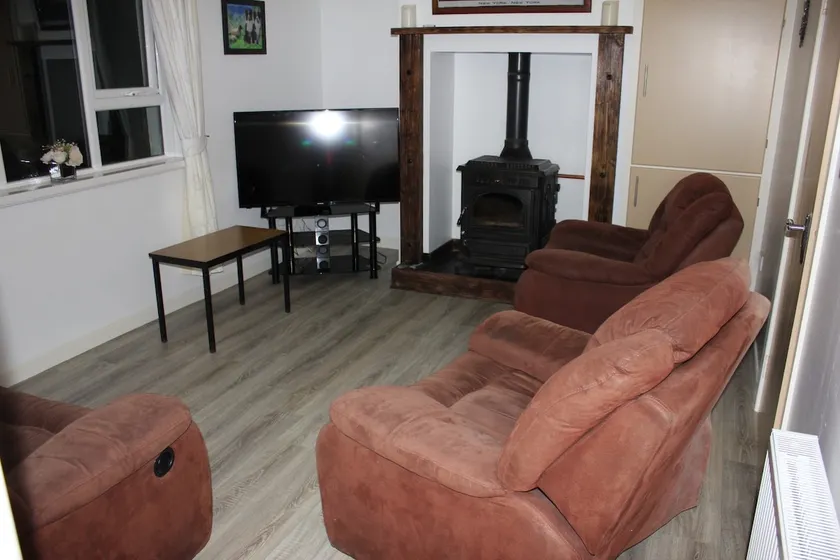 Country Cottage - Image 1
