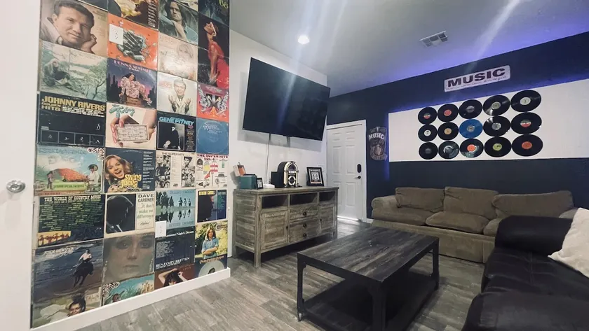 Lakeside Vinyls & Vibes - Image 1