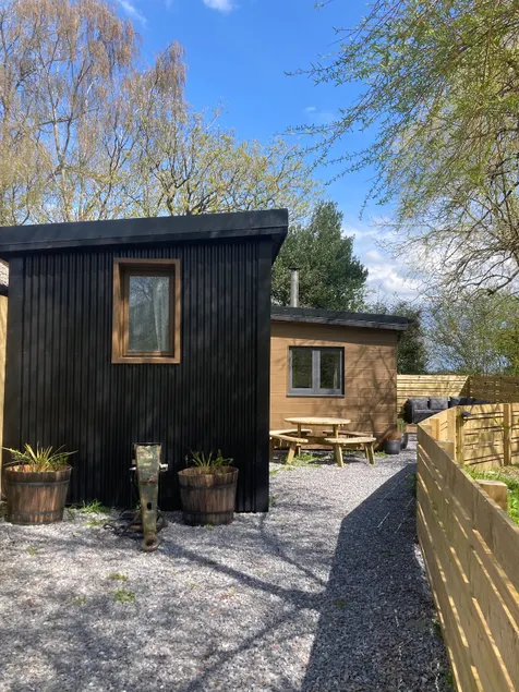 Huck's Cosy Cabin (with log burner) - Image 1