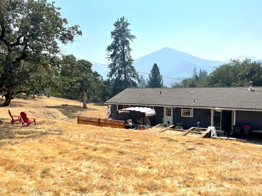 2 1/2 acres with gorgeous view - Image 1