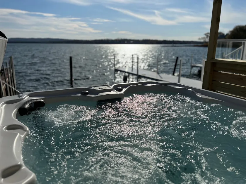 Lakefront - Private Hot Tub - Minutes to Skiing - Image 1