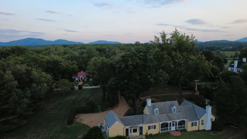 Ramsay Estate Cottage – Historic Vineyard Retreat with Mountain Views - Image 1