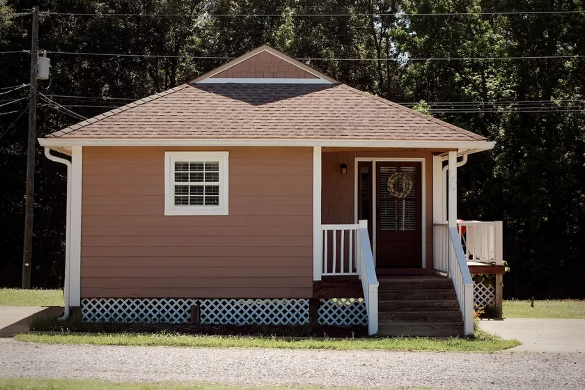 Firefly Hollow — Cottage with King Bed Near MSU - Image 1