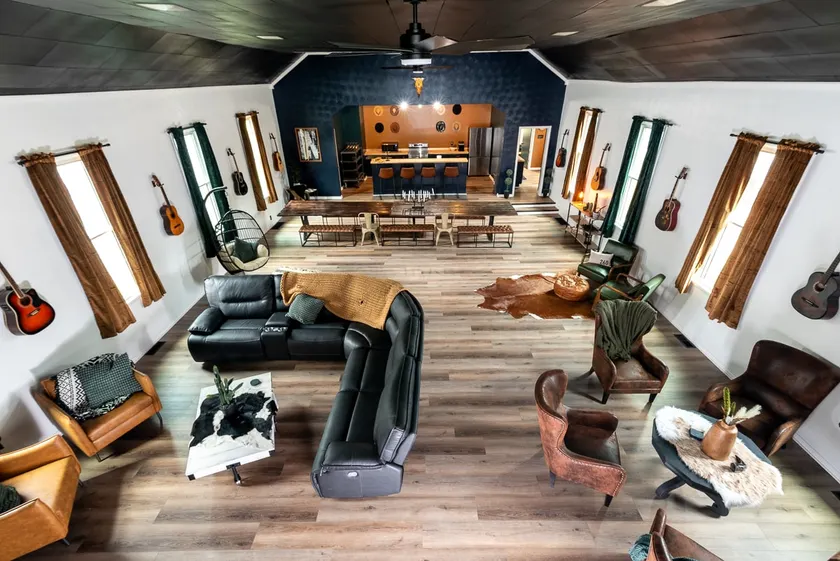 Spacious Family Entertain Retreat Cozy Sleeps 20 - Image 1