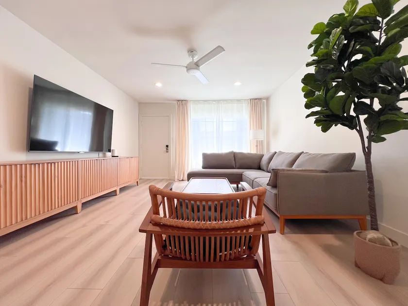 Breezy Bungalow near LAX • SoFi • Beach • Freeways - Image 1