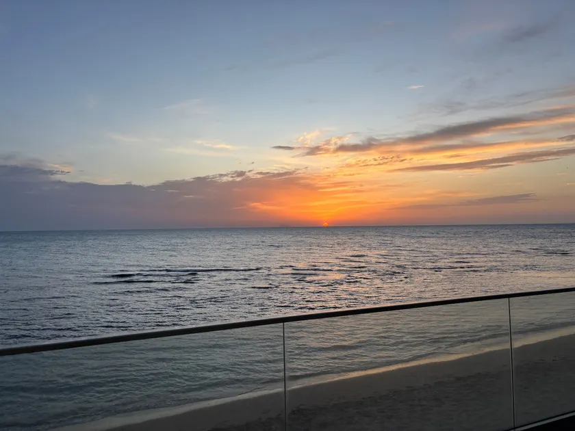 Private sea-view terrace, direct beach access - Image 1