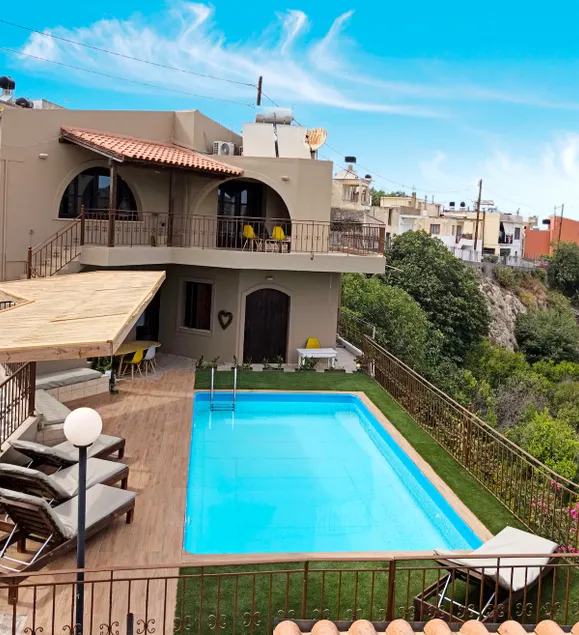 Irida Woodstone House 4 bedrooms shared pool - Image 1