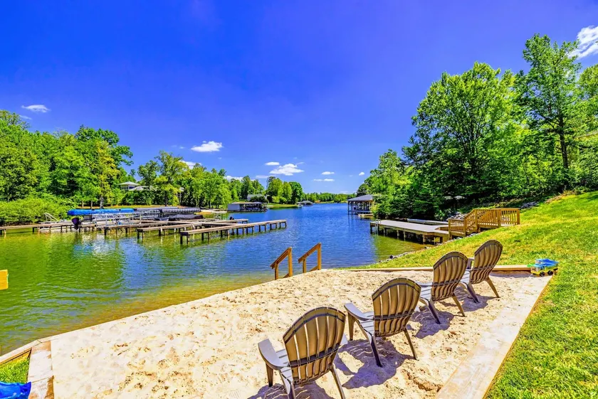 5BR Lakefront Lake Anna, Hot Tub, Pool, Beach - Image 1