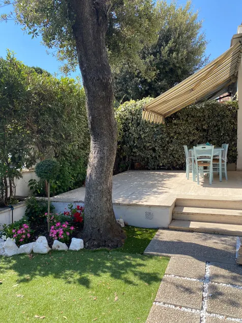 Downtown villa with garden - Image 1