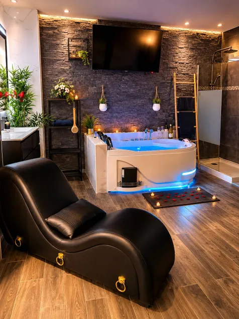 La Suite for couples, air-conditioned, Jacuzzi, Perpi, parking - Image 1