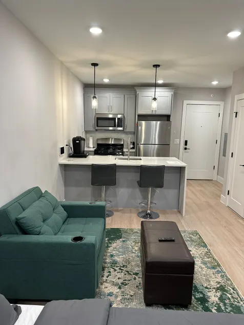 Stylish Studio Apartment - 7 Min Walk NYC Train - Image 1