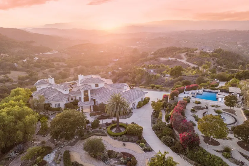 Sleeps 18 | Modern Valley-View Estate w Pool & Spa - Image 1