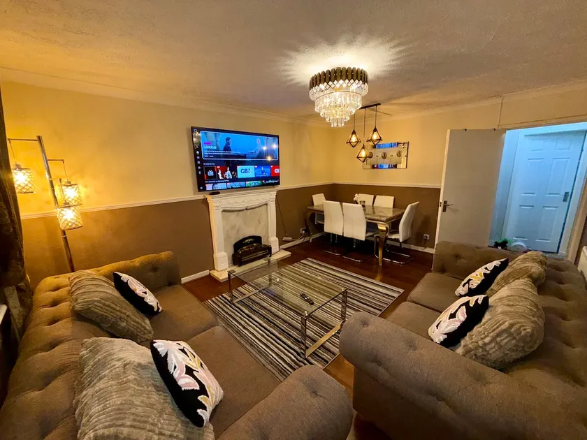 2 Bedroom Apartment - Sleeps 4, Free Parking, Wifi - Image 1