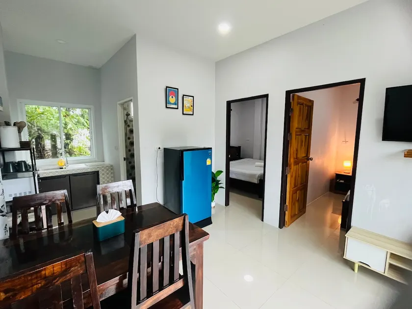 391/2, 2 bedroom house, 15 minutes walk to the beach - Image 1