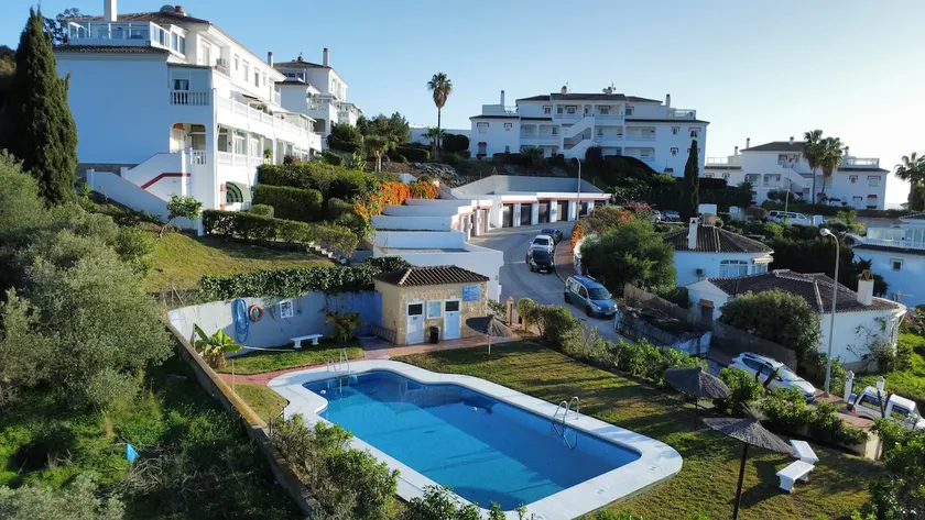 Apartamento vacacional con terraza, jardín y piscina | Vistas al jardín - Image 1