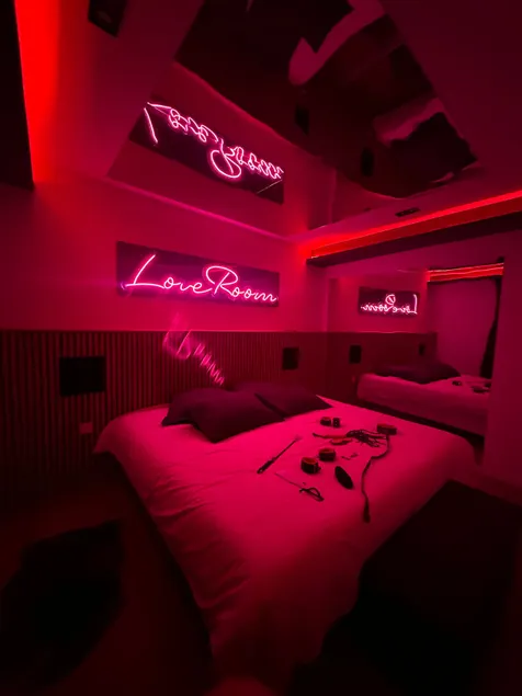 50 Shades of Red - Image 1