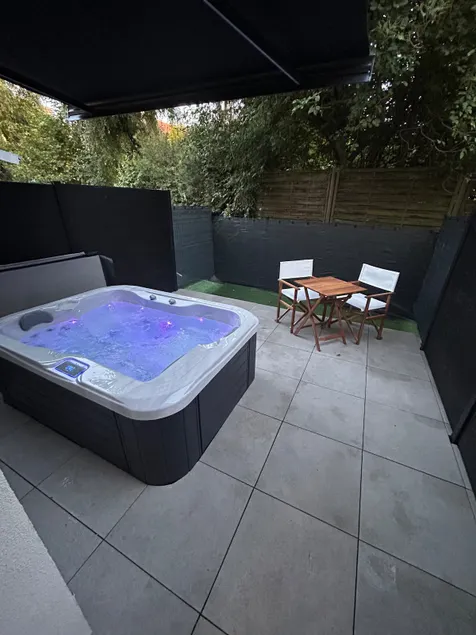Magical F2 equipped with a sheltered Spa on its terrace - Image 1