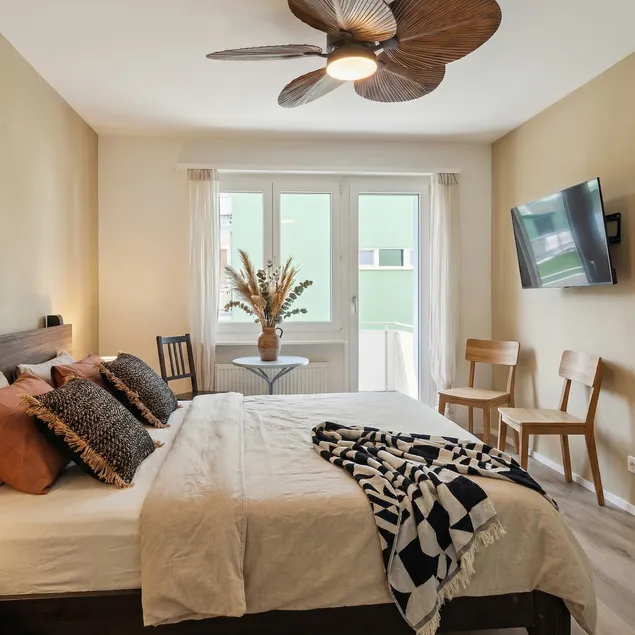 Modern 1BR Balcony · Zurich Center · Fast WiFi - Image 1