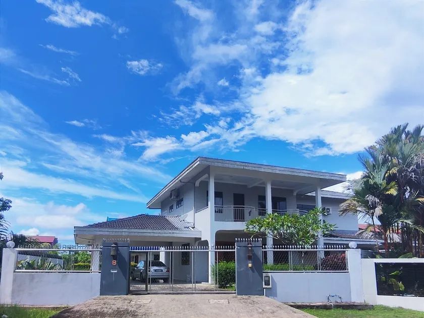 GoldenVilla@onehomestay - Image 1