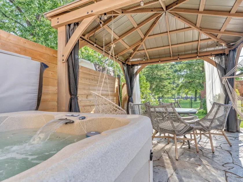 Park View Retreat with Hot Tub and King Size Bed - Image 1
